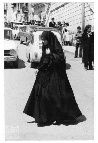 Anziana con abiti tradizionali a Piana degli Albanesi