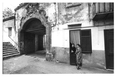 Donne che chiacchierano sulla porta di casa a Palermo