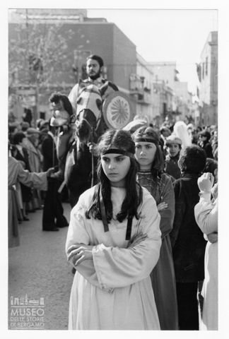 Ragazze partecipanti alla processione del Giovedì Santo a Marsala
