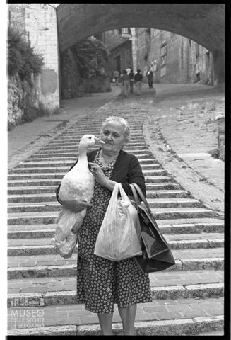 Scena di vita quotidiana in via Appia a Perugia