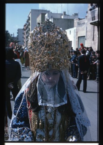 Ragazza partecipante alla processione del Giovedì Santo a Marsala