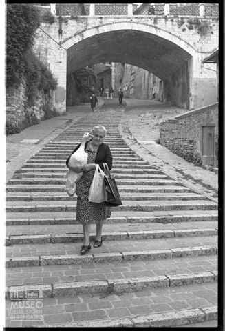 Scena di vita quotidiana in via Appia a Perugia