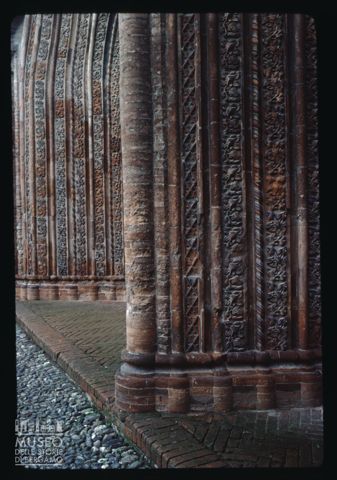 Il portale strombato della chiesa dell'abbazia di Sant'Antonio di Ranverso a Buttigliera Alta