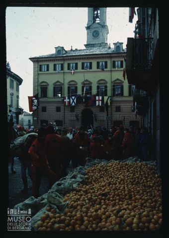 La battaglia delle arance degli Asso di Picche al carnevale di Ivrea