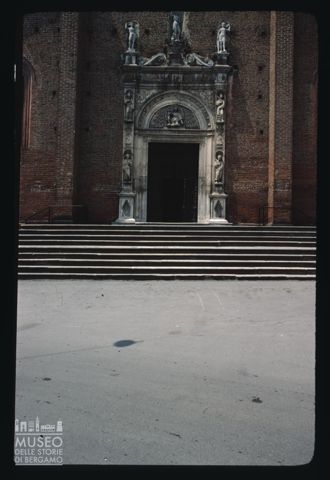 Il portale della chiesa parrocchiale di Maria Vergine Assunta della Insigne Collegiata a Revello