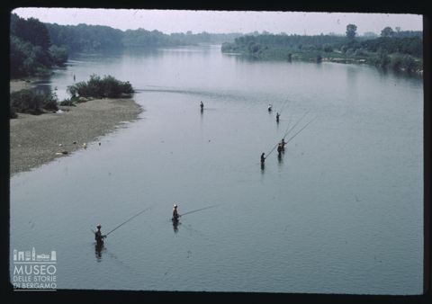Pescatori in un fiume