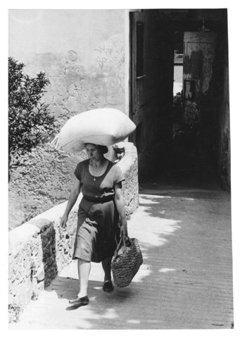 Una signora per le vie di Manarola