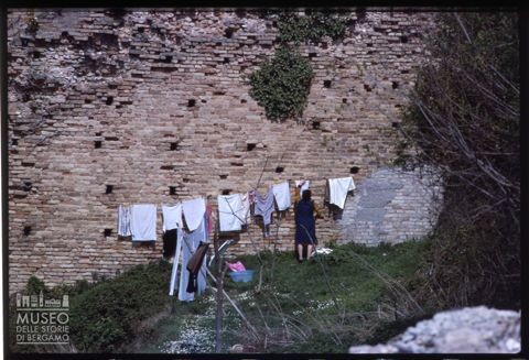 Scena di vita quotidiana nei pressi delle antiche mura di Monterubbiano