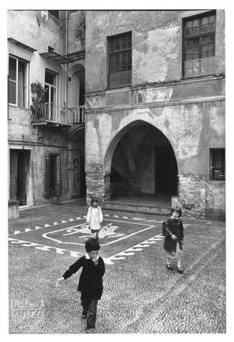 Bambini in una piazza nei pressi del 