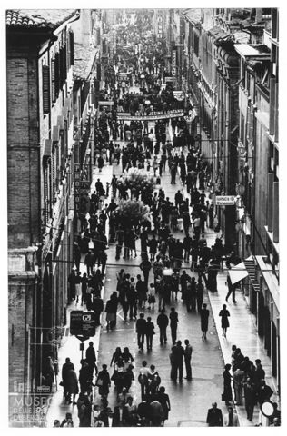 Passeggio in corso Giacomo Matteotti a Jesi