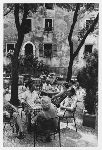 Villeggianti in una piazzetta di Malcesine