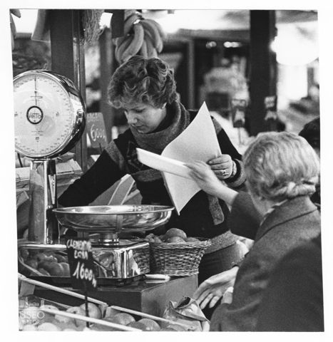 Il mercato in piazza delle Erbe a Verona