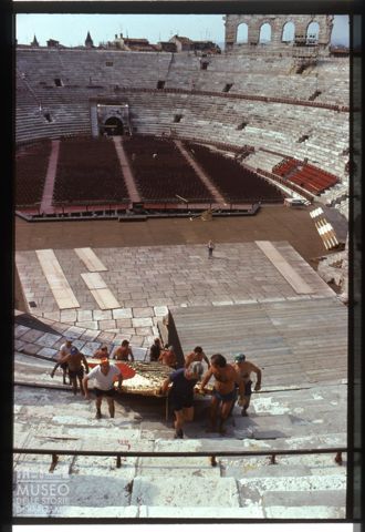 L'allestimento della scenografia dell'Aida per la stagione 1977 all'Arena di Verona