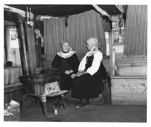 Donne in un'antica casa di Cogne