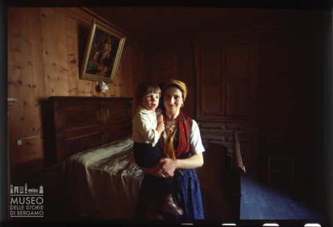 Una donna con un bambino nella 