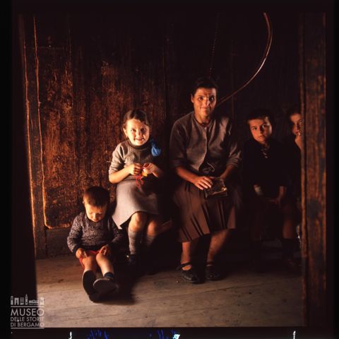 Ritratto di una madre con i figli a Corteno Golgi