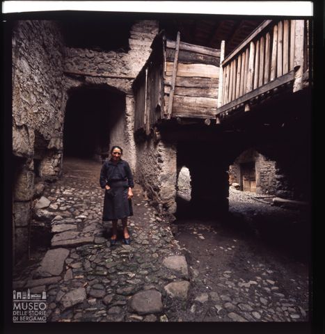 Ritratto di una donna in un vicolo di Nadro