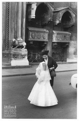 Ritratto di una bambina e una donna davanti alla chiesa di San Lorenzo a Vicenza