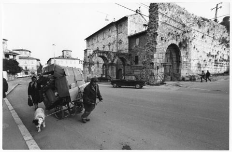 Scena di vita quotidiana nei pressi di Porta Romana ad Ascoli Piceno