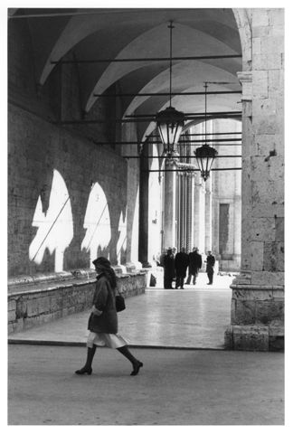 Donna nei pressi della Loggia dei Mercanti ad Ascoli Piceno