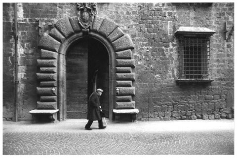 Passante nei pressi di Palazzo Malaspina ad Ascoli Piceno