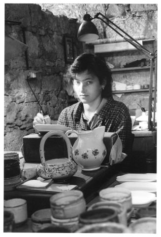 Ritratto di ragazza che decora la ceramica ad Ascoli Piceno