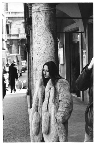 Ragazza in piazza del Popolo ad Ascoli Piceno
