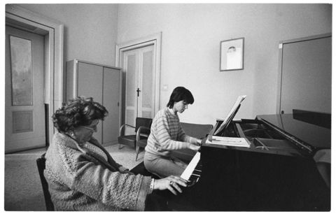 Lezione di pianoforte presso l'Istituto musicale 