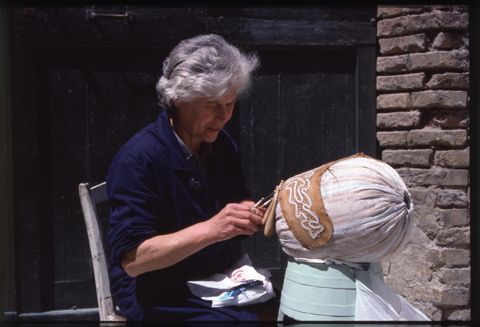 Ricamo al tombolo a Offida