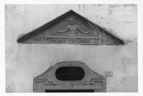 Timpano del portale del Monte di Pietà a Mercatello sul Metauro