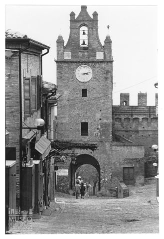 La porta principale della cerchia muraria di Gradara