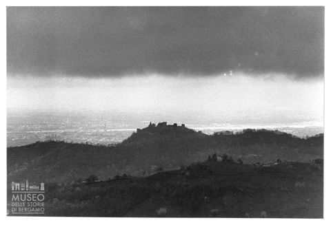 Veduta panoramica di Marostica durante un temporale