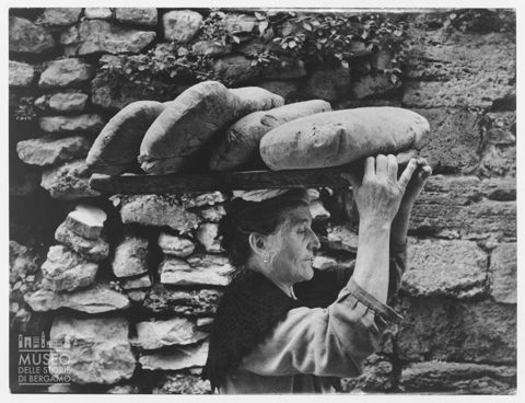 Ritratto di signora con forme di pane a Ferentino