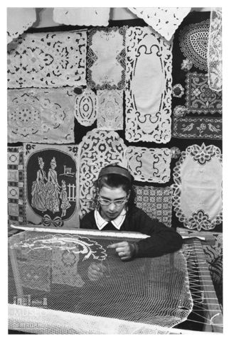 Ricamo al telaio ad Alberobello