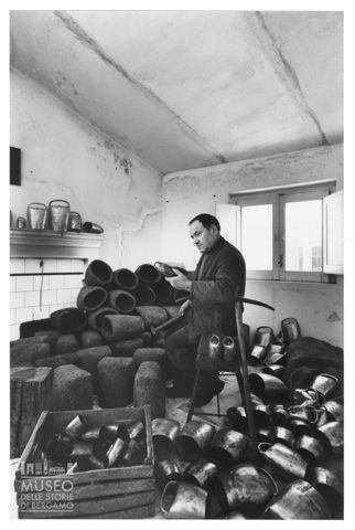 Francesco Pasciucco nella sua bottega di campanacci a Stigliano