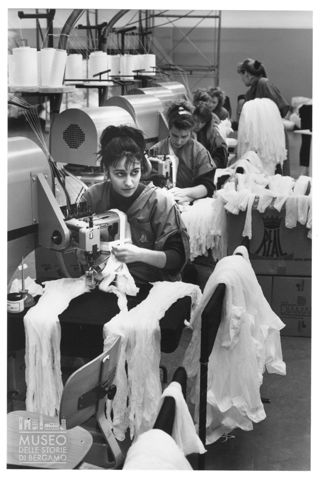 Operaie in un calzificio a Castel Goffredo