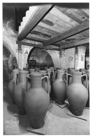 Anfore nella bottega di ceramiche della famiglia Fasano a Grottaglie