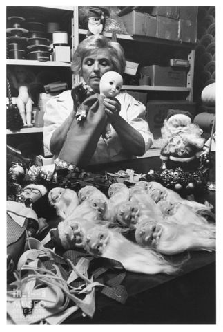 Produzione artigianale di bambole a Roma