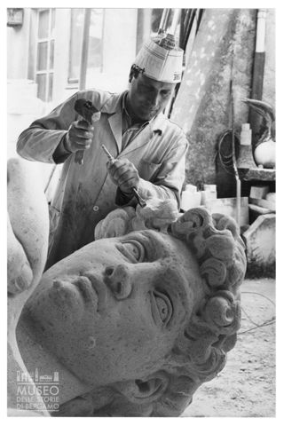 Scultore all'opera su una riproduzione del David di Michelangelo nel laboratorio artistico di Franco Cervietti a Pietrasanta