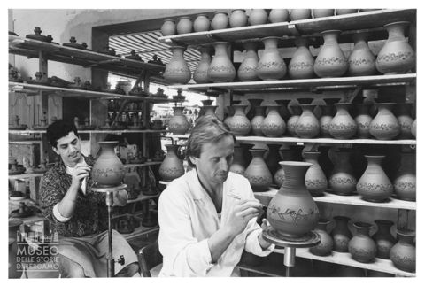 Decorazione artigianale di vasi in ceramica a Signa