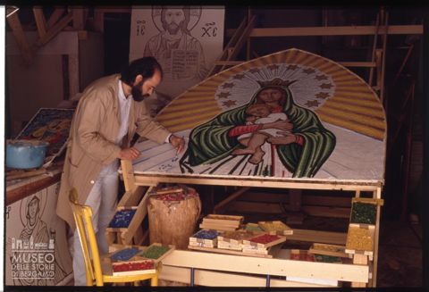 Salvatore Tumminello nel suo laboratorio di mosaico a Monreale