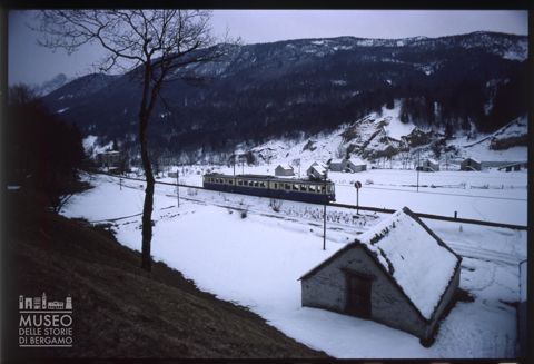 Un trenino nella neve a Re