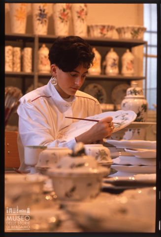 Decorazione di una ceramica nel laboratorio artistico Franchi di Lodi
