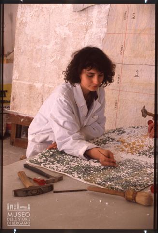 Mosaicista al lavoro a Ravenna