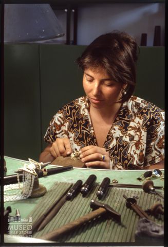 Ritratto di artigiana in una bottega orafa a Jesi