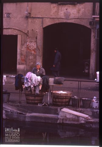 Una lavandaia sul Naviglio Grande di Ripa Ticinese a Milano