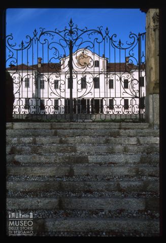 La facciata della Villa Calvi Radice Fossati, già Villa Vismara, a Montesolaro di Carimate