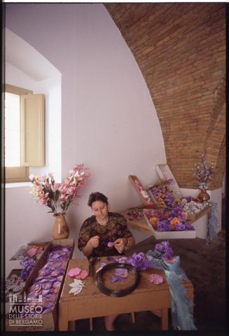 Produzione artigianale di fiori in stoffa a Tursi