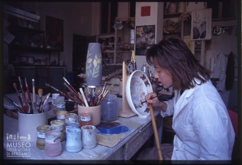 Carla Mauri al lavoro nella sua bottega di ceramica ad Urbania