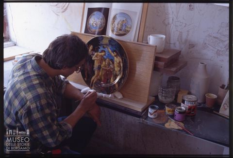 L'artista Orazio Bindelli lavora ad un'opera in ceramica